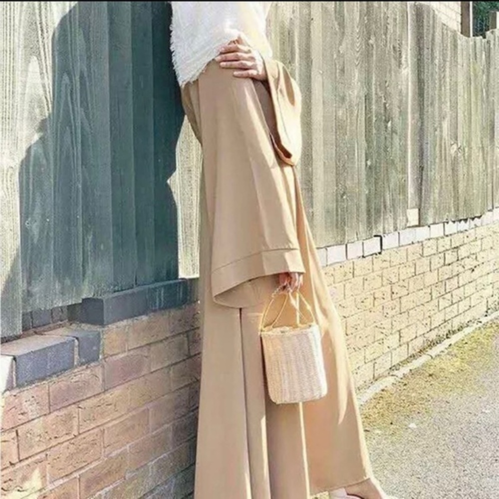 Beige abaya with a zipper on the back